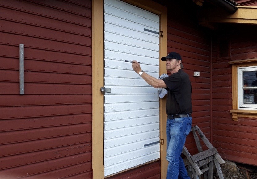 Svenn "Påsan" svinger penselen