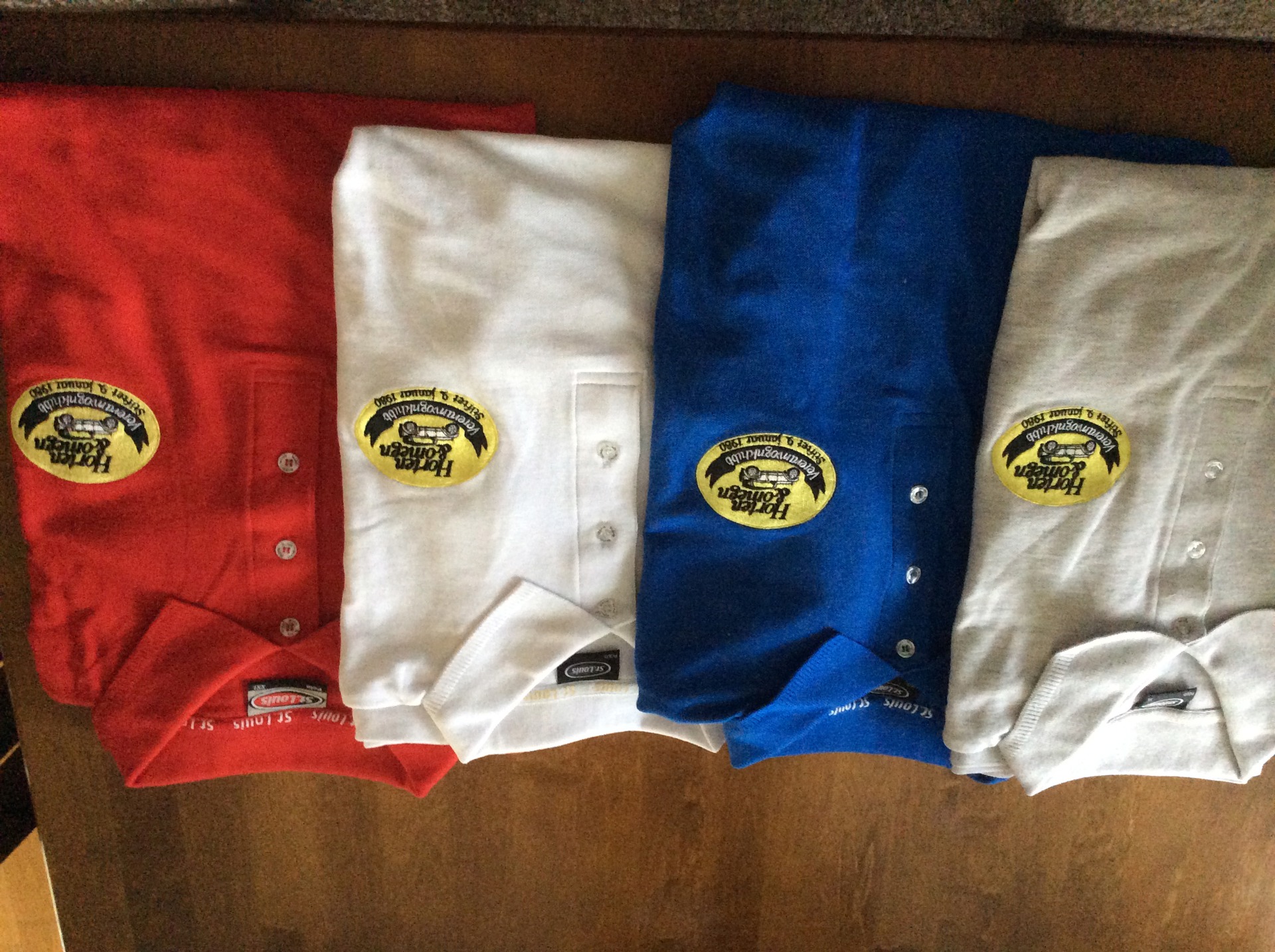 Pique trøye med klubbens logo